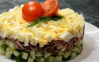 Салат из тунца с солеными огурцами